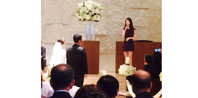 IU mostra il suo affetto cantando al matrimonio del suo manager