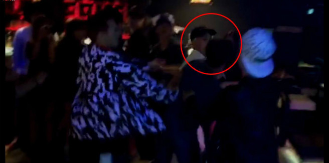 Video online mostra un idol coinvolto in una rissa in un club
