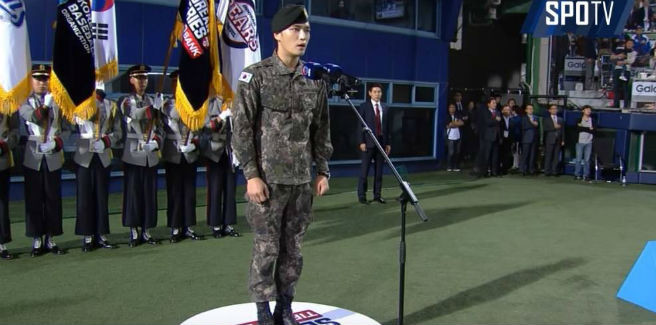 Jaejoong dei JYJ canta l’inno nazionale al 2015 KBO Korean Series