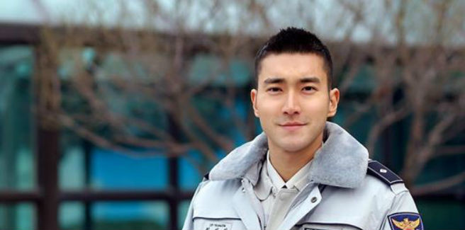 Siwon dei Super Junior in uno spot pubblicitario della polizia di Seul