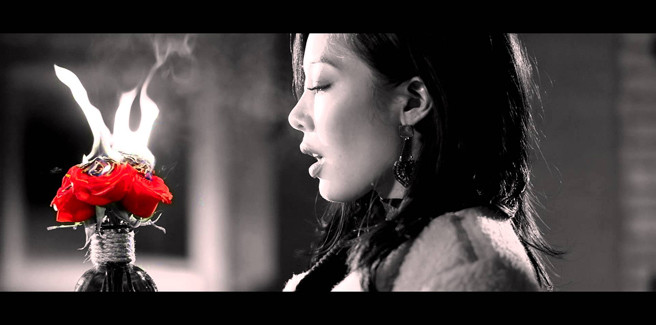 Jessi canta nell’emozionante ‘Excessive Love’