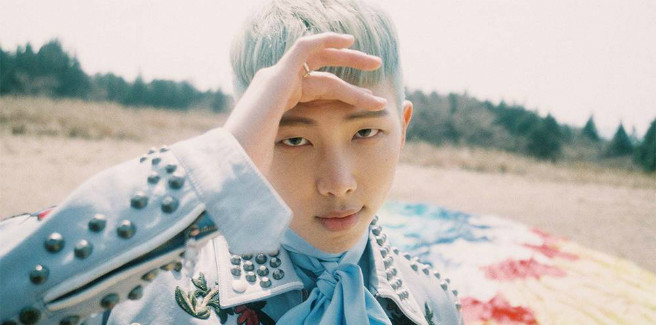 Rap Monster dei BTS ci svela i restroscena dell’ultimo album del suo gruppo in “RM: LoveYourself ‘Her’ Behind”