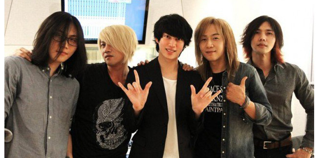 Heechul dei Super Junior con la rock band EVE in ‘Melody’