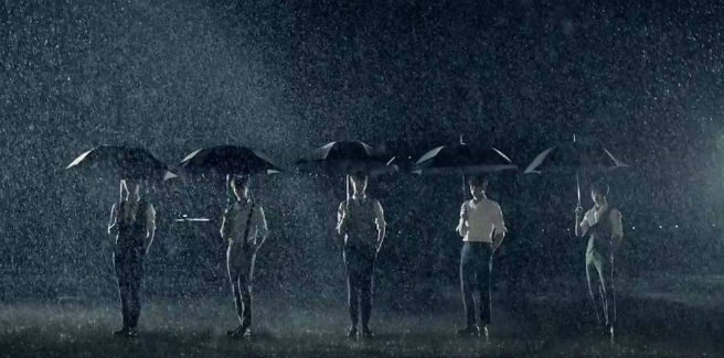 I KNK nella performance version di ‘Rain’