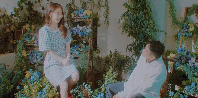 Bumkey e Moonbyul delle MAMAMOO nella sofisticata “The Lady”