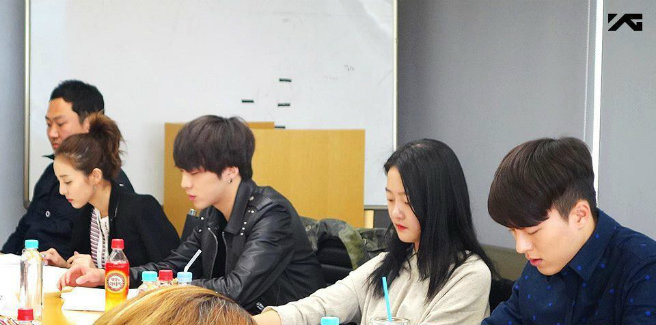 La YG Entertainment pubblica le immagini di Dara e Seungyoon scattate durante la prima lettura del copione di “We Broke Up”