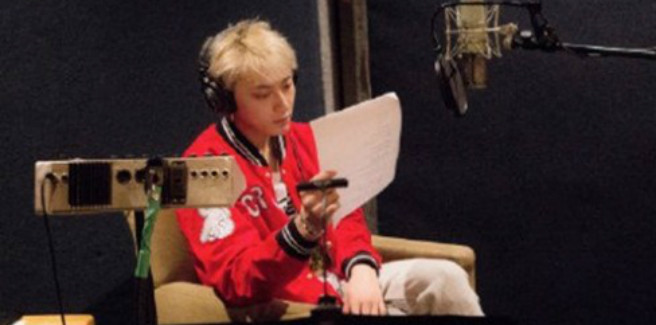 Tao degli EXO fotografato in uno studio di registrazione ed i fan sperano in una sua canzone
