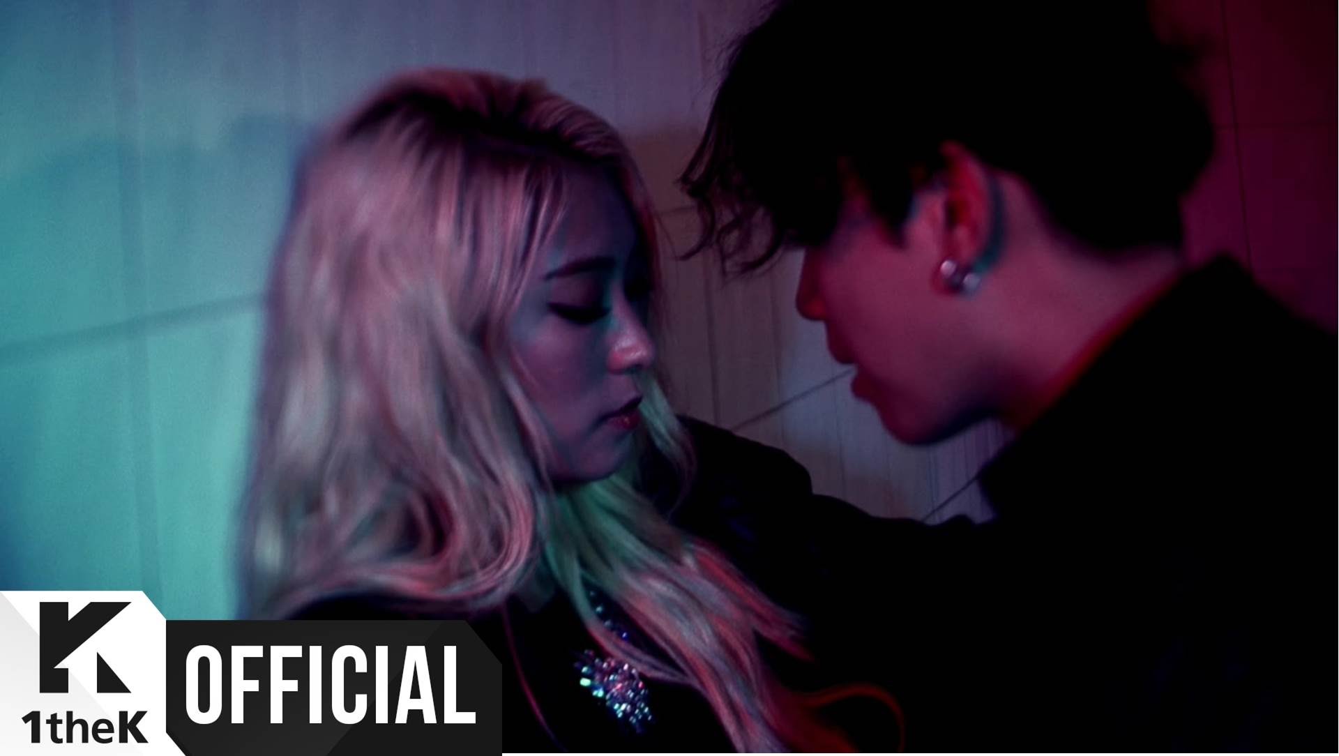 Joo Young e Bora delle SISTAR sono vicini nel video di ‘Wet’