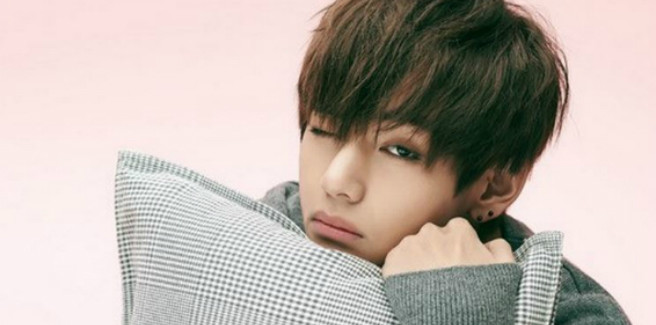 Un’azione di V dei BTS nei confronti di una fans viene condannata dai netizens