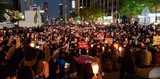 Lo scandalo della presidente Park Geun-hye porta nelle strade diecimila coreani