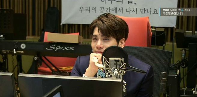 Jonghyun degli SHINee nella sua ultima trasmissione di “Blue Night”