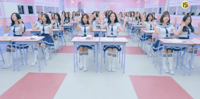 Le studentesse della ‘Idol School’ cantano ‘Cause You’re Pretty’