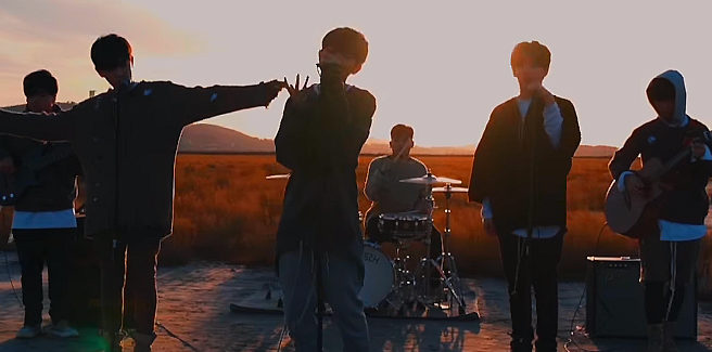 The EastLight nel deserto nell’MV di ‘Are You Okay’