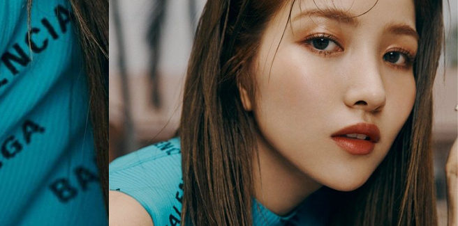 Sowon delle GFRIEND criticata per le foto ‘romantiche’ con la statua nazista